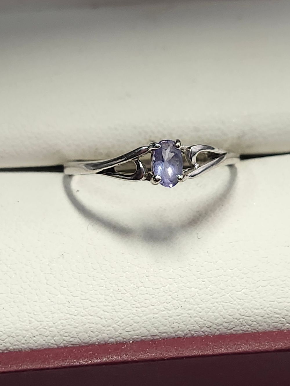 14K White Gold Ring With Lavender Purple Center Size 7
